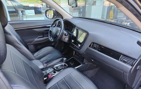 Mitsubishi Outlander III рестайлинг 3, 2021 год, 2 730 000 рублей, 13 фотография