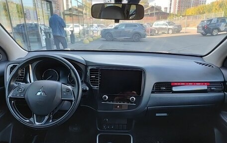 Mitsubishi Outlander III рестайлинг 3, 2021 год, 2 730 000 рублей, 17 фотография