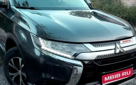 Mitsubishi Outlander III рестайлинг 3, 2019 год, 2 300 000 рублей, 5 фотография