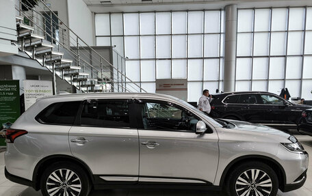 Mitsubishi Outlander III рестайлинг 3, 2021 год, 3 200 000 рублей, 8 фотография