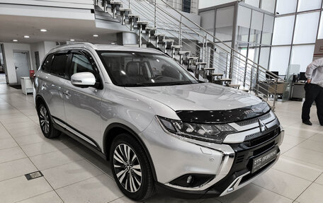 Mitsubishi Outlander III рестайлинг 3, 2021 год, 3 200 000 рублей, 7 фотография