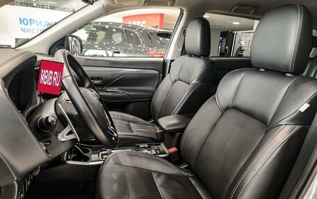 Mitsubishi Outlander III рестайлинг 3, 2021 год, 3 200 000 рублей, 20 фотография
