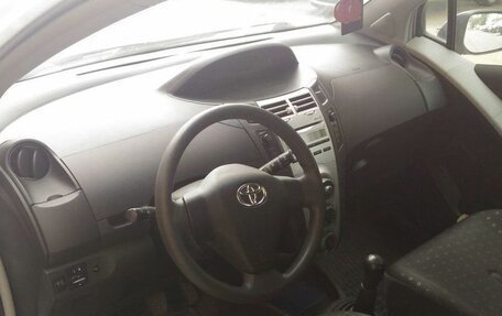 Toyota Yaris III рестайлинг, 2007 год, 290 000 рублей, 9 фотография