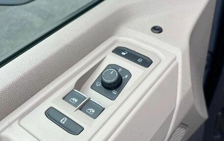 Volkswagen Multivan, 2023 год, 5 580 000 рублей, 8 фотография