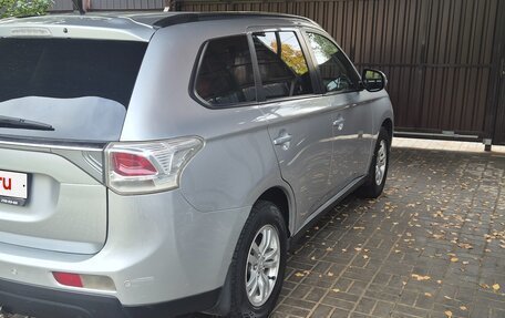 Mitsubishi Outlander III рестайлинг 3, 2014 год, 1 250 000 рублей, 3 фотография