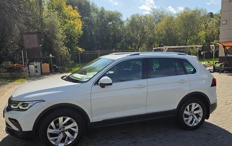 Volkswagen Tiguan II, 2021 год, 3 700 000 рублей, 2 фотография