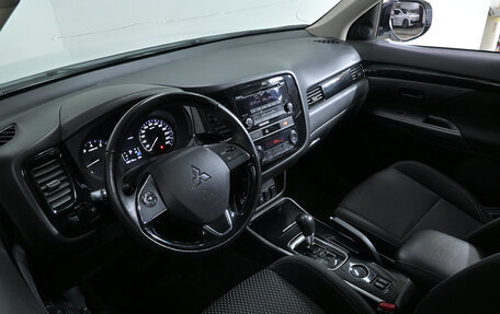Mitsubishi Outlander III рестайлинг 3, 2019 год, 1 890 000 рублей, 13 фотография