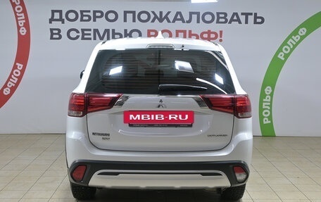 Mitsubishi Outlander III рестайлинг 3, 2019 год, 1 890 000 рублей, 15 фотография