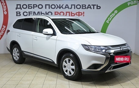Mitsubishi Outlander III рестайлинг 3, 2019 год, 1 890 000 рублей, 19 фотография