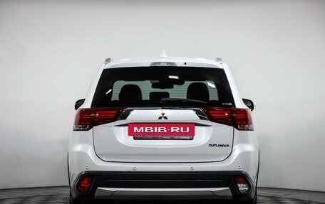 Mitsubishi Outlander III рестайлинг 3, 2018 год, 2 149 000 рублей, 6 фотография