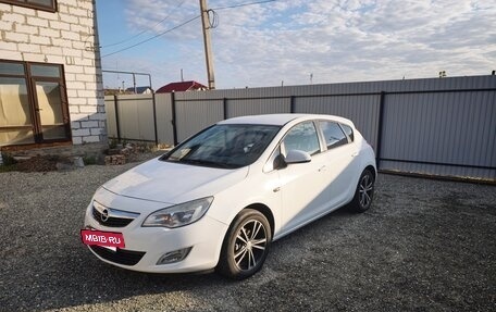 Opel Astra J, 2011 год, 610 000 рублей, 3 фотография