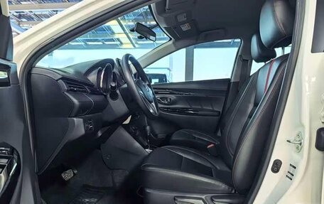 Toyota Yaris XP150 рестайлинг, 2023 год, 1 050 000 рублей, 8 фотография