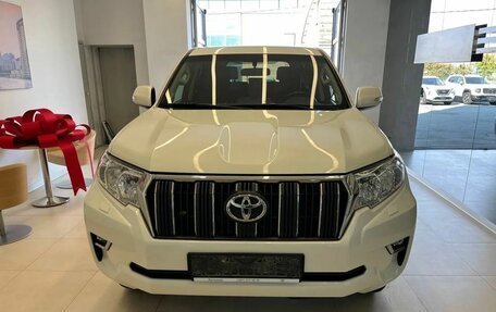 Toyota Land Cruiser Prado 150 рестайлинг 2, 2022 год, 5 990 000 рублей, 2 фотография