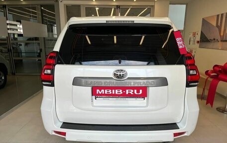 Toyota Land Cruiser Prado 150 рестайлинг 2, 2022 год, 5 990 000 рублей, 5 фотография
