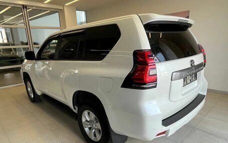 Toyota Land Cruiser Prado 150 рестайлинг 2, 2022 год, 5 990 000 рублей, 6 фотография