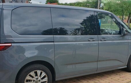 Volkswagen Multivan, 2023 год, 5 850 000 рублей, 2 фотография