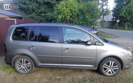 Volkswagen Touran III, 2009 год, 798 000 рублей, 3 фотография
