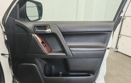 Toyota Land Cruiser Prado 150 рестайлинг 2, 2014 год, 3 650 000 рублей, 24 фотография