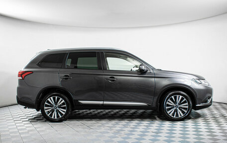 Mitsubishi Outlander III рестайлинг 3, 2021 год, 2 717 000 рублей, 4 фотография
