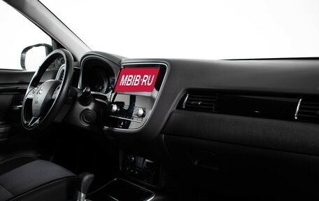Mitsubishi Outlander III рестайлинг 3, 2021 год, 2 717 000 рублей, 10 фотография