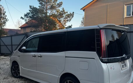 Toyota Noah III, 2019 год, 2 400 000 рублей, 3 фотография