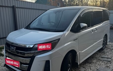 Toyota Noah III, 2019 год, 2 400 000 рублей, 2 фотография