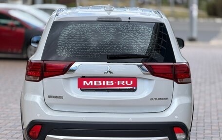 Mitsubishi Outlander III рестайлинг 3, 2017 год, 1 650 000 рублей, 8 фотография
