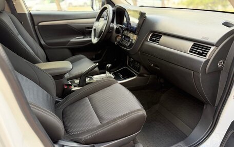 Mitsubishi Outlander III рестайлинг 3, 2017 год, 1 650 000 рублей, 16 фотография