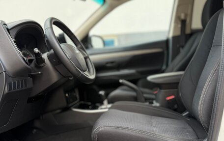 Mitsubishi Outlander III рестайлинг 3, 2017 год, 1 650 000 рублей, 15 фотография