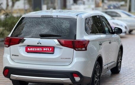 Mitsubishi Outlander III рестайлинг 3, 2017 год, 1 650 000 рублей, 9 фотография