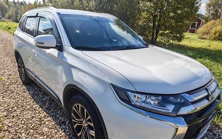 Mitsubishi Outlander III рестайлинг 3, 2017 год, 1 850 000 рублей, 3 фотография