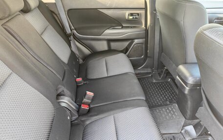 Mitsubishi Outlander III рестайлинг 3, 2017 год, 1 850 000 рублей, 7 фотография
