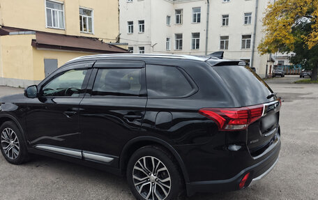 Mitsubishi Outlander III рестайлинг 3, 2018 год, 1 890 000 рублей, 3 фотография