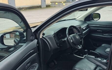 Mitsubishi Outlander III рестайлинг 3, 2018 год, 1 890 000 рублей, 7 фотография