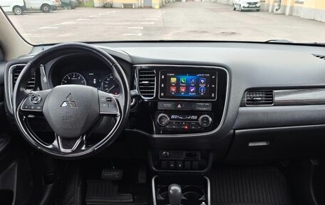 Mitsubishi Outlander III рестайлинг 3, 2018 год, 1 890 000 рублей, 9 фотография