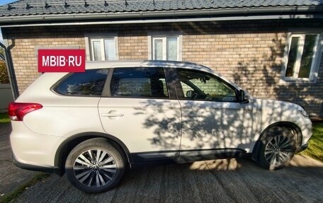 Mitsubishi Outlander III рестайлинг 3, 2019 год, 2 050 000 рублей, 2 фотография