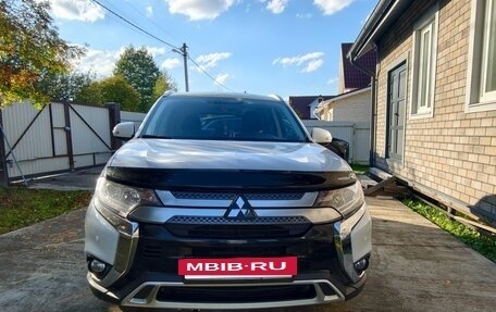 Mitsubishi Outlander III рестайлинг 3, 2019 год, 2 050 000 рублей, 3 фотография
