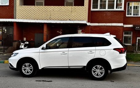 Mitsubishi Outlander III рестайлинг 3, 2020 год, 2 670 000 рублей, 11 фотография