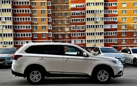 Mitsubishi Outlander III рестайлинг 3, 2020 год, 2 670 000 рублей, 7 фотография