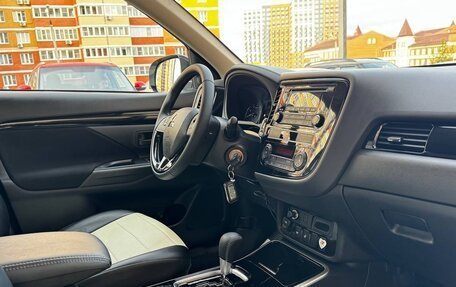 Mitsubishi Outlander III рестайлинг 3, 2020 год, 2 670 000 рублей, 16 фотография
