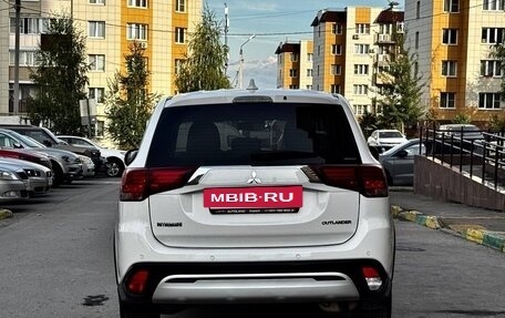 Mitsubishi Outlander III рестайлинг 3, 2020 год, 2 670 000 рублей, 9 фотография