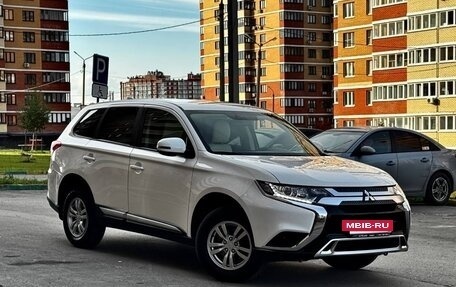 Mitsubishi Outlander III рестайлинг 3, 2020 год, 2 670 000 рублей, 3 фотография