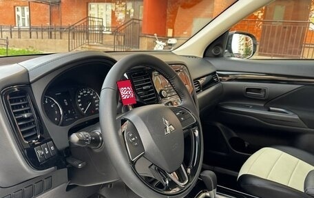 Mitsubishi Outlander III рестайлинг 3, 2020 год, 2 670 000 рублей, 17 фотография