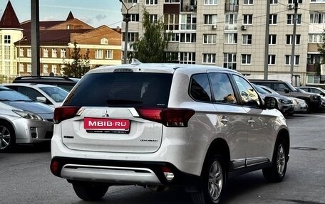Mitsubishi Outlander III рестайлинг 3, 2020 год, 2 670 000 рублей, 8 фотография