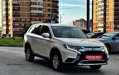 Mitsubishi Outlander III рестайлинг 3, 2020 год, 2 670 000 рублей, 6 фотография