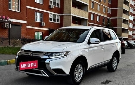 Mitsubishi Outlander III рестайлинг 3, 2020 год, 2 670 000 рублей, 12 фотография