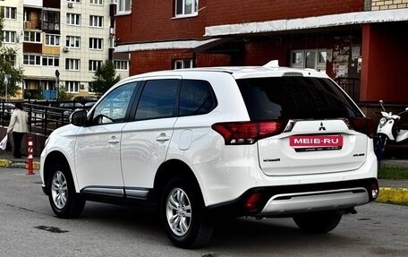 Mitsubishi Outlander III рестайлинг 3, 2020 год, 2 670 000 рублей, 10 фотография