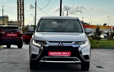 Mitsubishi Outlander III рестайлинг 3, 2020 год, 2 670 000 рублей, 5 фотография