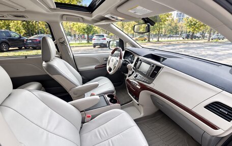 Toyota Sienna III, 2012 год, 2 350 000 рублей, 4 фотография