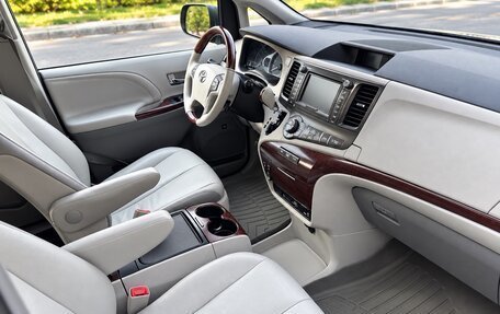 Toyota Sienna III, 2012 год, 2 350 000 рублей, 5 фотография